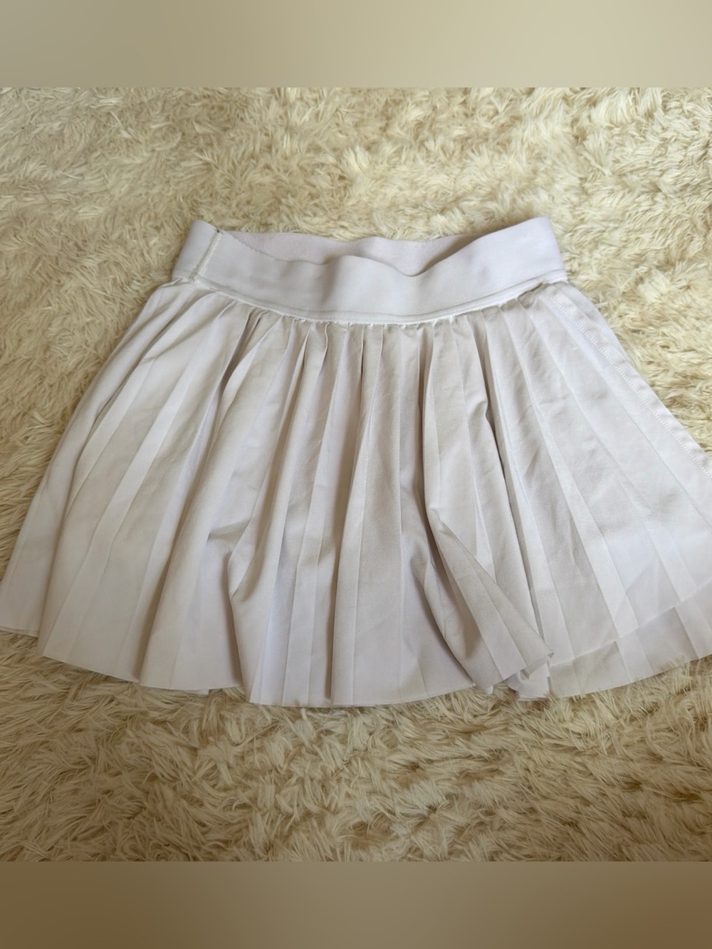 aritzia tna White pleated tennis mini skort with elastic waistband with pockets
